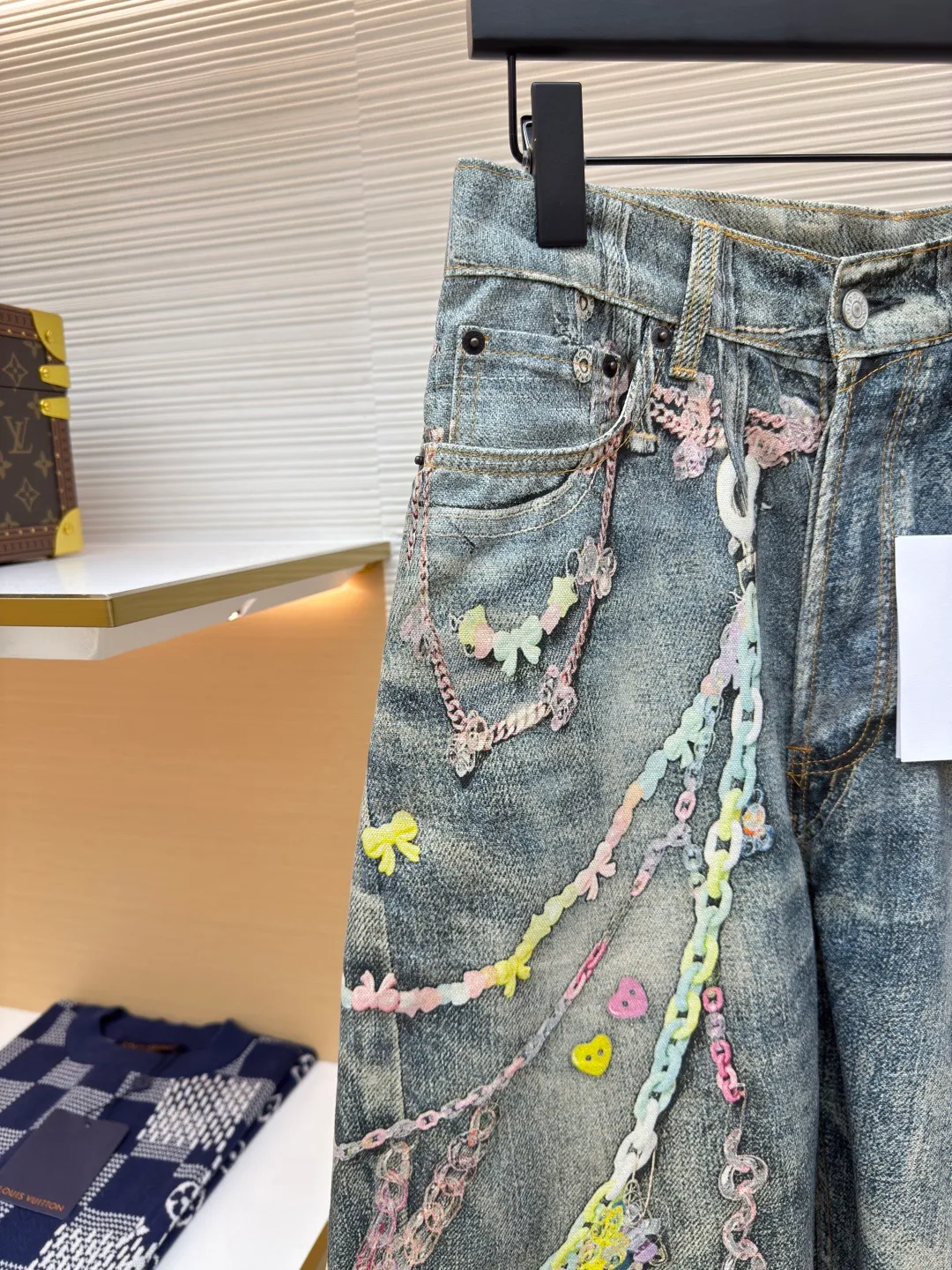 Acne Studios chain 3D printed straight shorts ●Authentic product: purchased and developed by 3174 ●Item number: 1680155-A65 ●Material: denim ●Technology: Printing ●Version: fitted version ●Weight: 440g ●Size: 42-44-46-48-50-52 ●Description: 1981M jeans are loosely cut, low-waisted, wide-legged and long. Decorated with a seasonal trompe l'oeil print and made from mid-blue washed non-stretch denim. The overall wiring is straight and delicate, the fabric is comfortable and soft, and the color is consistent without color difference. It can be matched with the same style to create a fashionable look and control various occasions. Customized accessories, complete with three standards, same style for men and women!